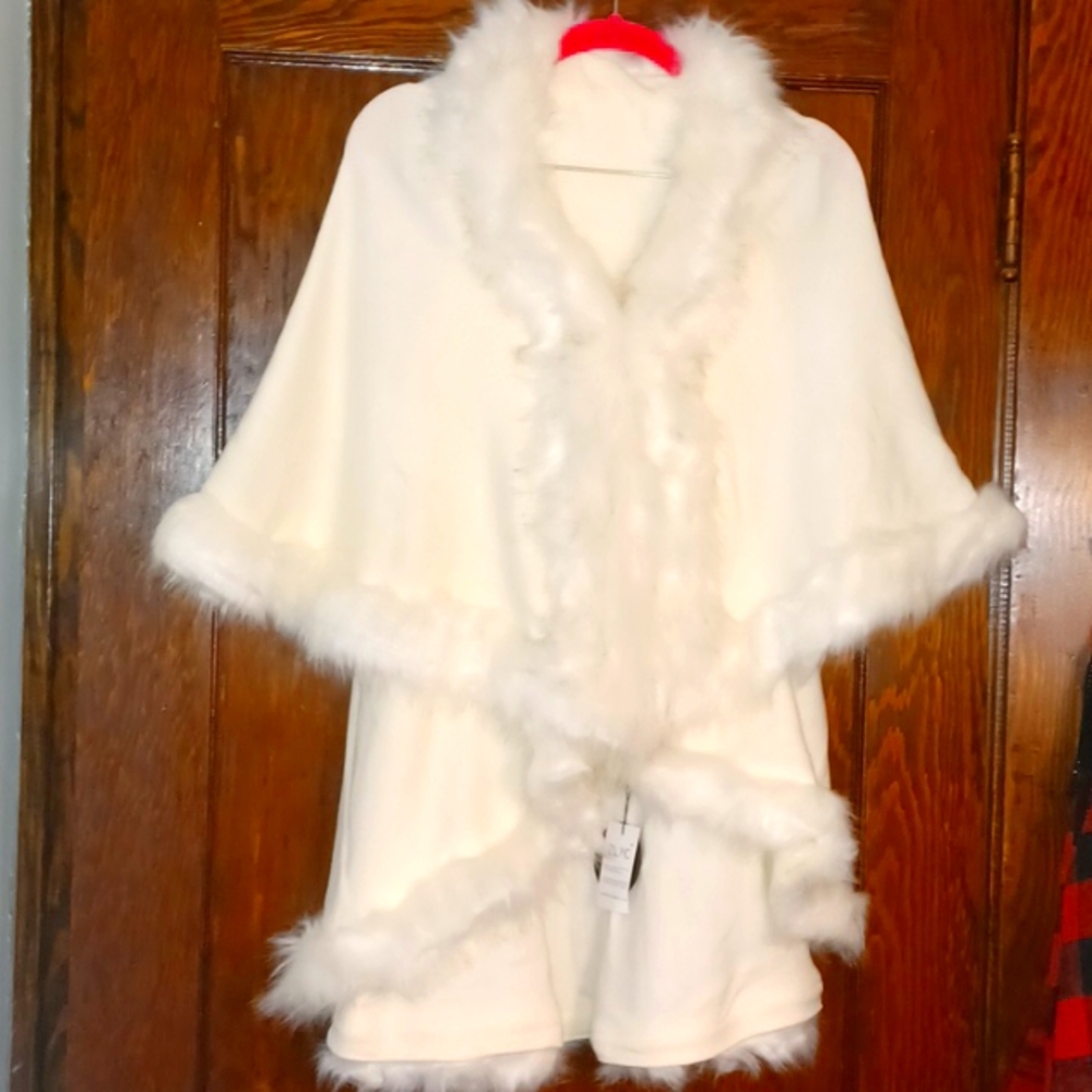 *NWT* ZLYC Cream Fine Knit Faux Fur Trim Poncho Cape One Size
